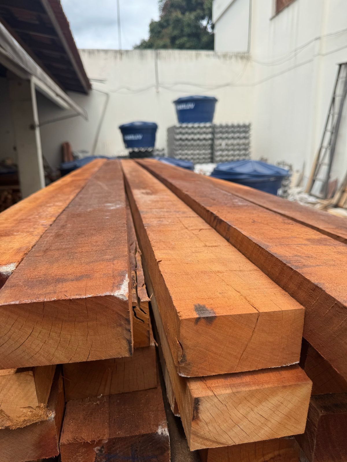 Madeiras serradas de vários tamanhos